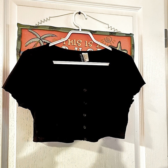 Black Button-Up Crop Top - Picture 3 of 7